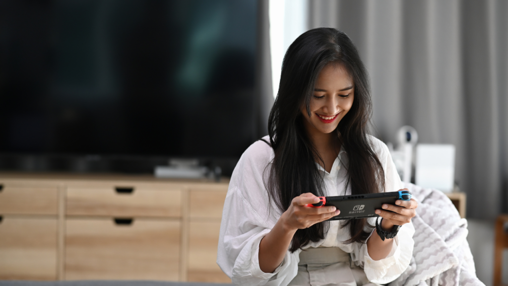 Nintendo Switchで遊ぶ女性