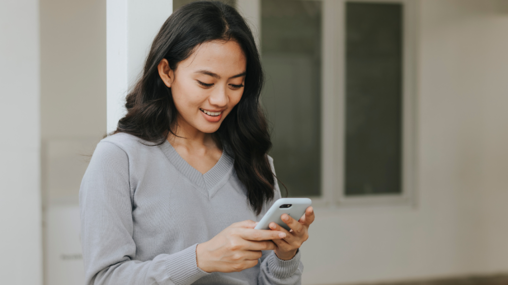 スマホを使用する女性