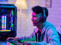 ゲーム内でボイスチャットをする男性