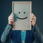 顔を隠した男性