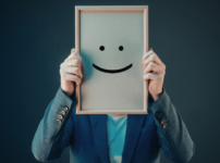 顔を隠した男性