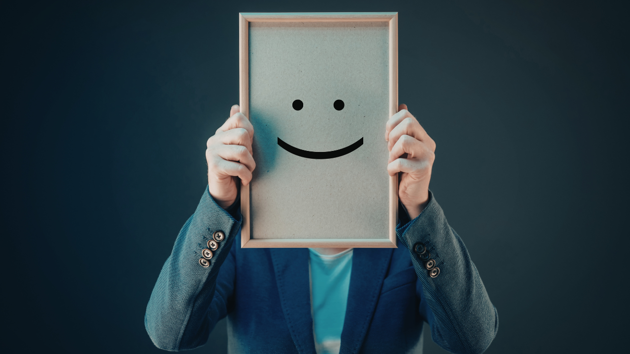 顔を隠した男性