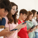 SNSを見るティーンネイジャー