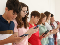 SNSを見るティーンネイジャー